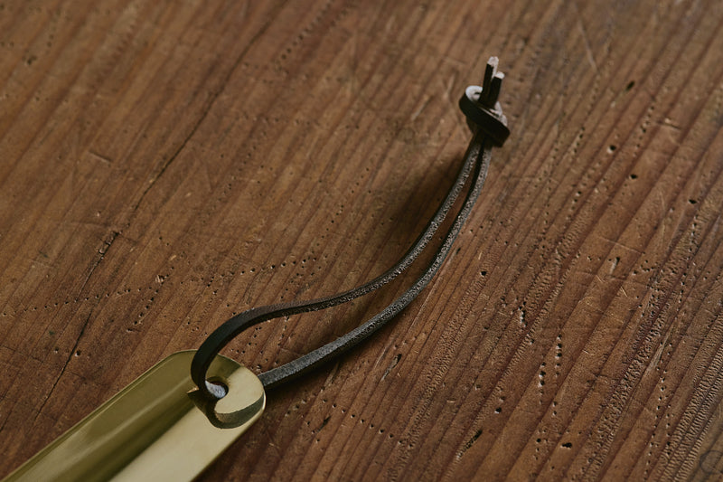 紐はレザーを使用。メタリックな本体との、異素材の掛け合わせが素敵です。