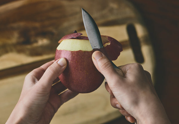 リンゴの皮むきもスルスルと。一家に一本あると便利なナイフです。