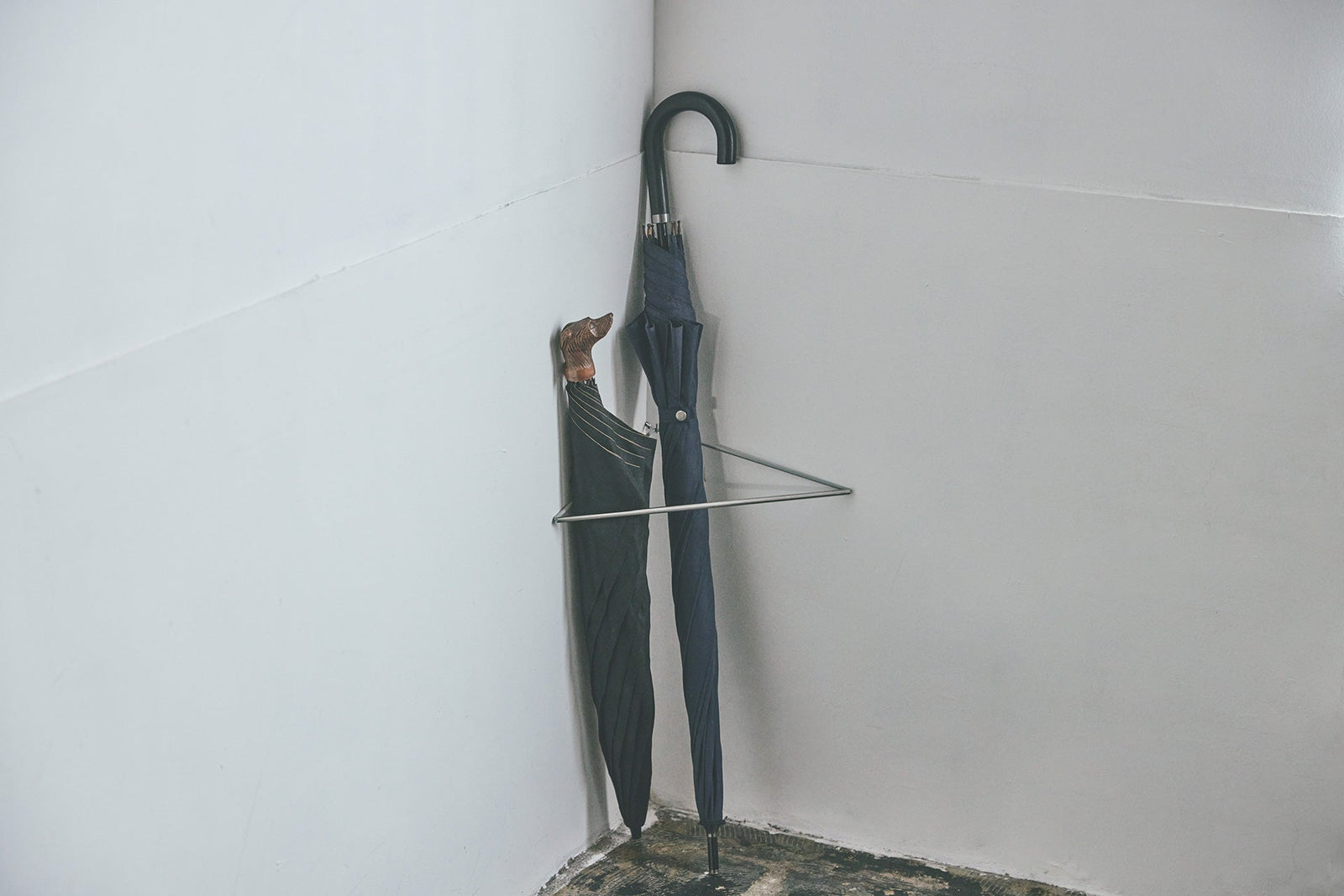 SOGU（ソグ）のコーナーバー 部屋の隅で使える収納 傘立て – いちじつ