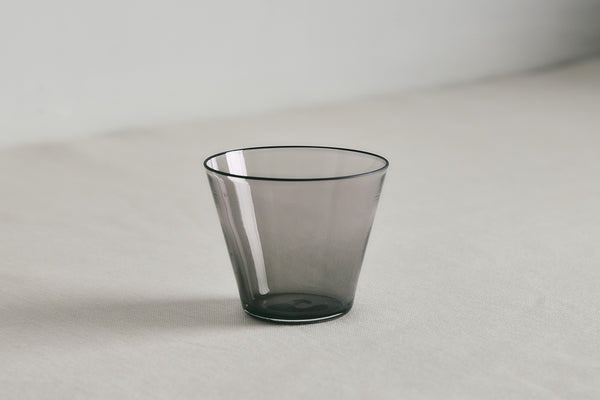 美しいチャコールグレーが印象的なグラス。飽きのこないデザインだから、毎日使いたくなる。