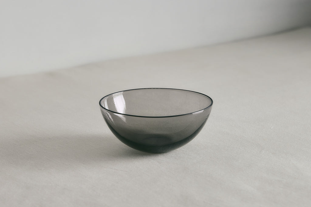 WASHIZUKA GLASS STUDIO（鷲塚貴紀）のボウル チャコール スモール
