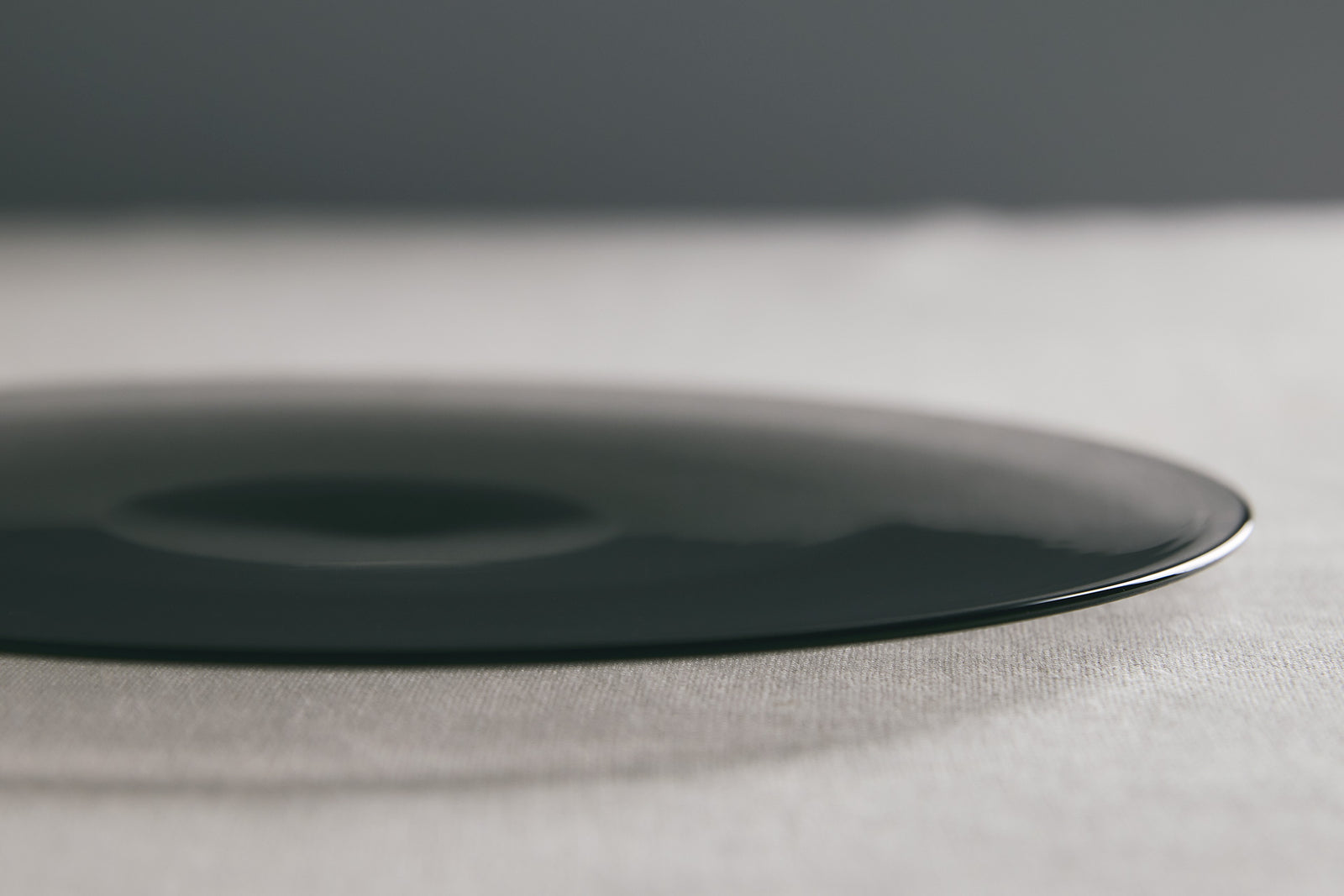 WASHIZUKA GLASS STUDIO（鷲塚貴紀）のプレート チャコール 21cm