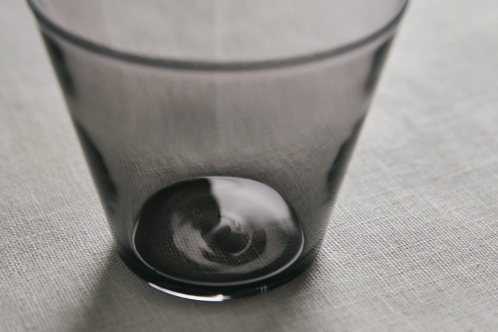 WASHIZUKA GLASS STUDIO（鷲塚貴紀）の片口 チャコール 丸 – いちじつ