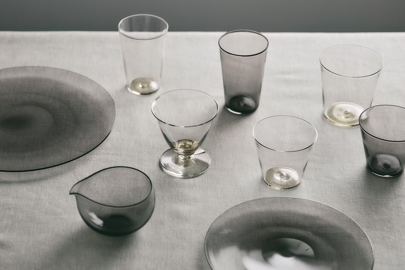 鷲塚さんの生み出すガラスのテーブルウェアは、食卓で凛とした存在感を放ちます。
