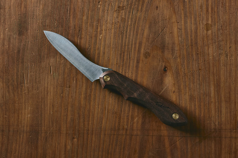 ステンレスの刃に木のハンドルが映える折畳式料理ナイフです。
