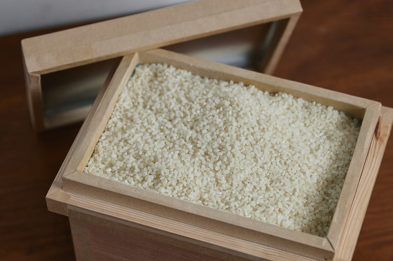 米の保存にぴったり。1キロの茶箱は約3キロ、5キロは約10キロの米が入ります。（＊写真は1キロ）