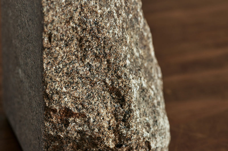 山の表土に近い場所で採れるサビ石は、さまざまな色が混在した深みのある色が魅力的。