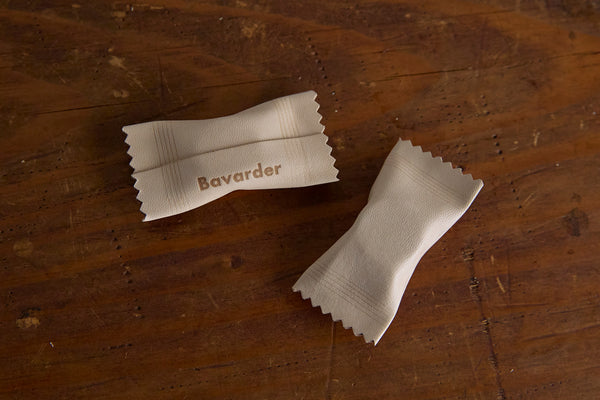 磁石を革で包み、キャンディーに見立てた遊び心のあるマグネット。2個入りです。