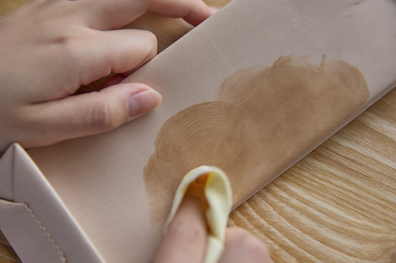 使用前に、みつろうや植物性オイルを塗るのもおすすめ。しっとりとした革の風合いを楽しめます（＊写真は「NUME FUKURO half」）。