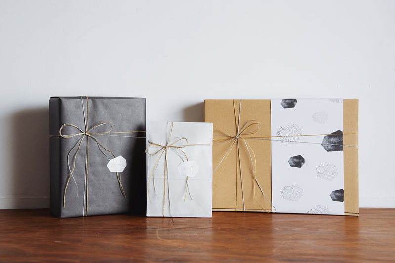 クリスマスにぴったりな金と銀の紐のラッピングをぜひ（＊本ページの通常ラッピングは左と中央。右は化粧箱入りラッピングです）。