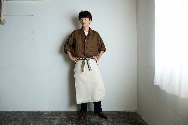 身長167cmの男性が着るとこんな感じ。使うほどに生地がやわらかくなり、自分になじんでいきます。