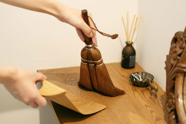 高田耕造商店の「しゅろのやさしい小ぼうき 三玉 焼檜柄」「天然木ちりとり 小」