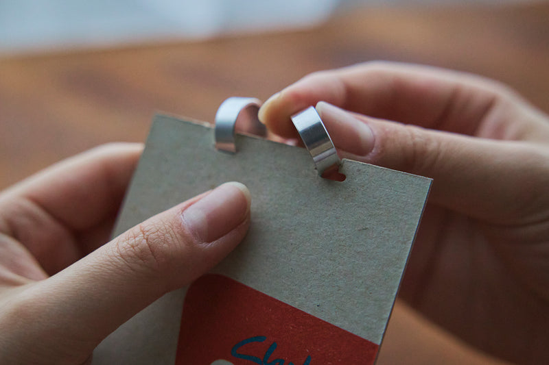 別売りの「T-Hole Punch」で穴を開けた部分に、ディスクを装着。自在に用紙の取り外しや追加ができます。