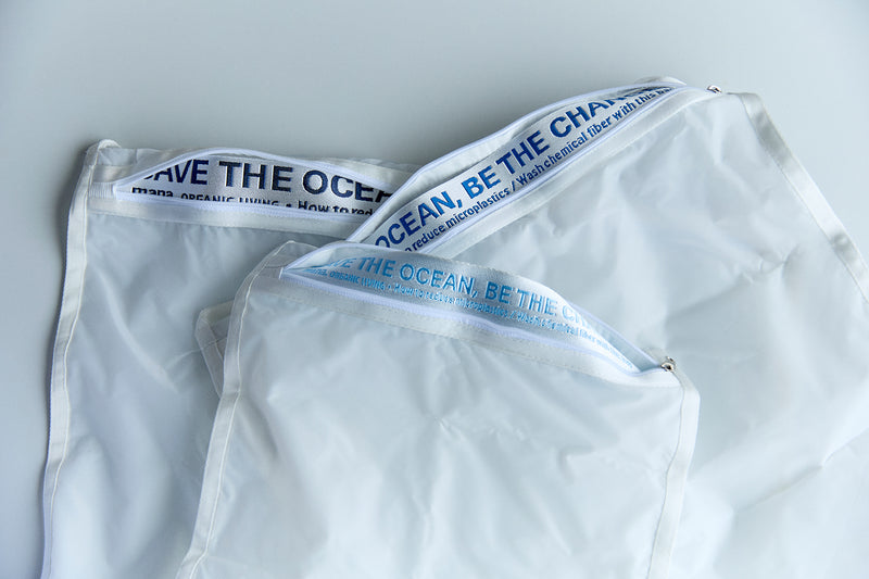 ファスナー部分には、海をイメージしたさわやかなロゴデザインが入っています（＊左からL、S、Mサイズ）。