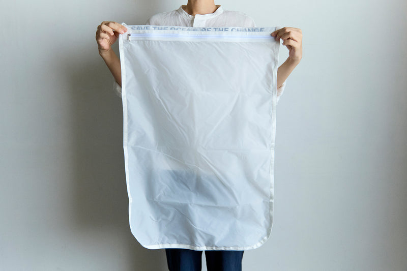 女性が持つとこのくらいのサイズ。