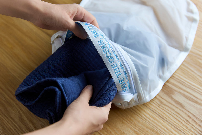 超微細な網目構造が特徴。マイクロプラスチックの海への流出を防ぎます（＊写真はSサイズを使用）。