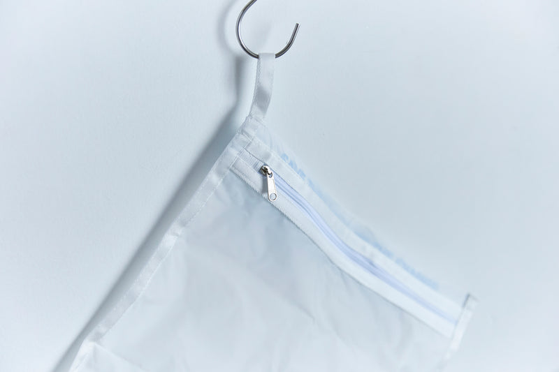 吊り下げ紐付きで、乾かす際や保管のときも便利。