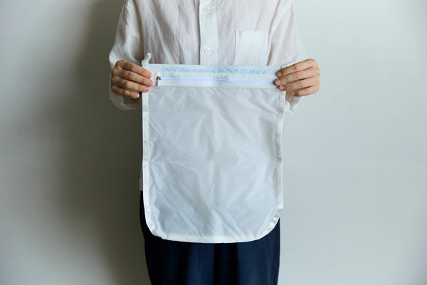 女性が持つとこのくらいのサイズ。