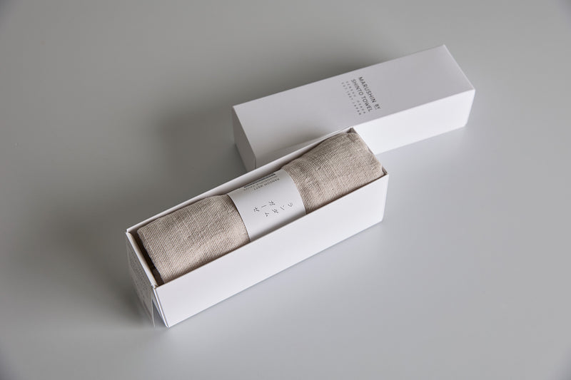 一つひとつ、縦長の紙箱にていねいにおさめられています。シンプルで品のある佇まいは、贈りものにぴったり（＊写真は「ピンクグレー」）。