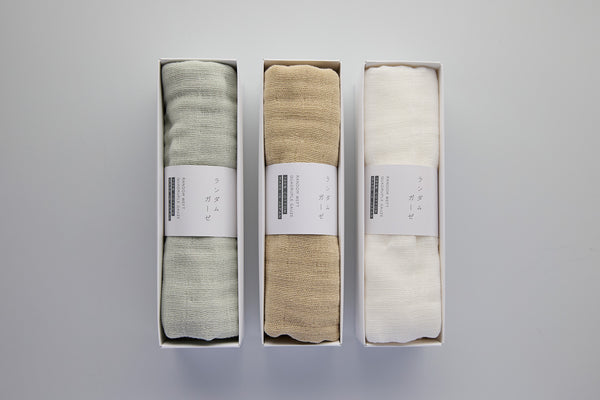「ランダムガーゼ」のフェイスタオル3色をセットに（＊左から「セージ」「ベージュ」「オフホワイト」）。