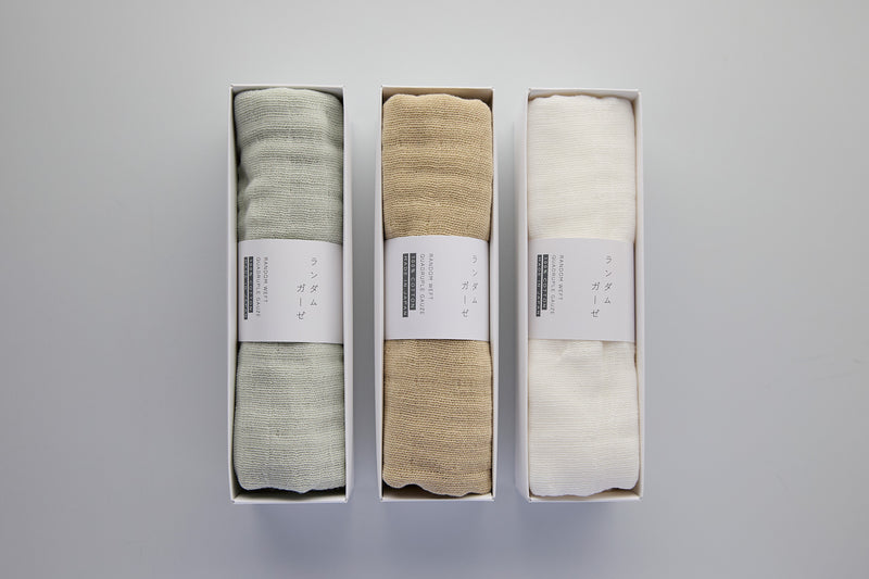 「ランダムガーゼ」のフェイスタオル3色をセットに（＊左から「セージ」「ベージュ」「オフホワイト」）。
