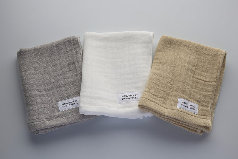 左から、飽きのこない色味の「グレー」。ガーゼらしさあふれる爽やかな「オフホワイト」。明るく華やかな印象の「ベージュ」。