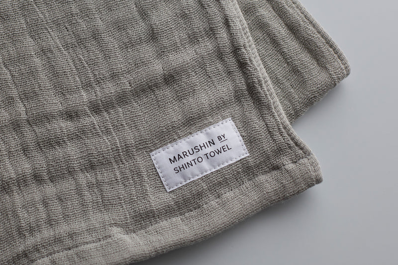 上品さを引き立てるシンプルなロゴが、表面にさりげなく施されています（＊写真は「グレー」）。