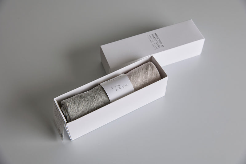 こちらは「ピンクグレー/グレー」の組み合わせ。ぬくもりを感じられる色味で、マタニティギフトにもおすすめ。