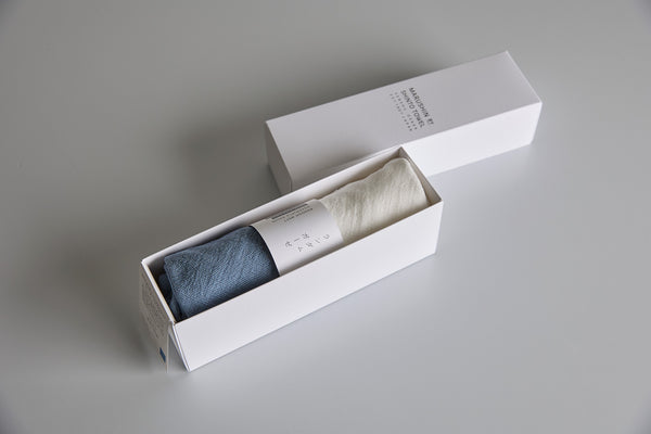 こちらは「オフホワイト/ブルー」の組み合わせ。コントラストが美しい、爽やかな色味のセット。