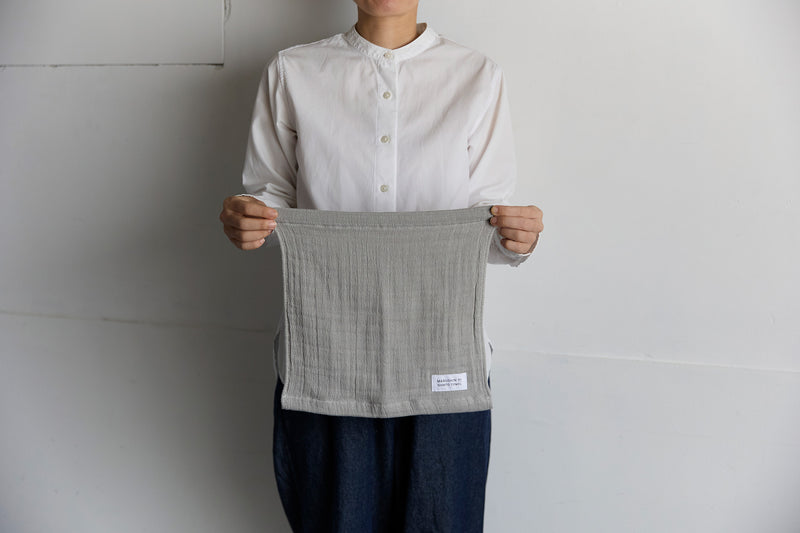 女性の手で持つとこのくらいのサイズ（＊写真は「グレー」）。