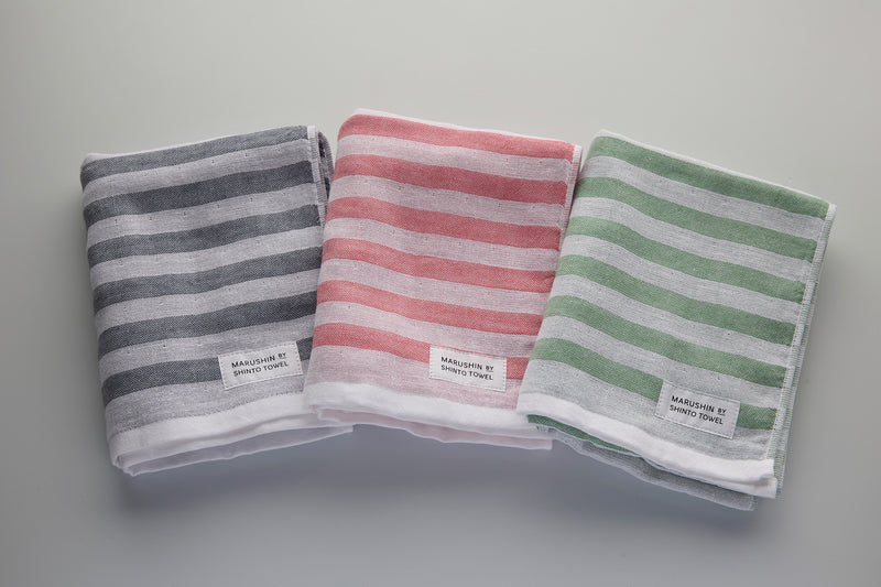 落ち着きのある、“大人の”ボーダー柄。使うたびに気分をそっと上げてくれます（＊左から「シャドウ」「レッド」「フォレスト」）。