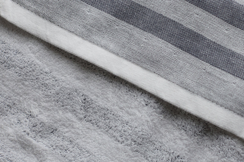 表と裏で風合いが異なり、ボーダー柄が反転しているのもポイントです（＊写真は「シャドウ」）。