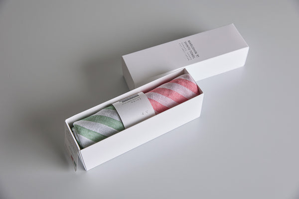 こちらは「レッド/フォレスト」の組み合わせ。明るく華やぎのある印象です。