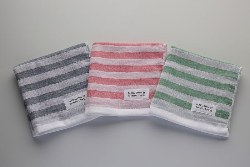 落ち着きのある、“大人の”ボーダー柄。使うたびに気分をそっと上げてくれます（＊左から「シャドウ」「レッド」「フォレスト」）。
