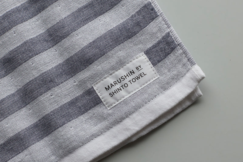 無地もいいけれど、やっぱり好きなボーダー柄。やさしい肌ざわりで、使い心地も大満足なタオルです（＊写真は「シャドウ」）。