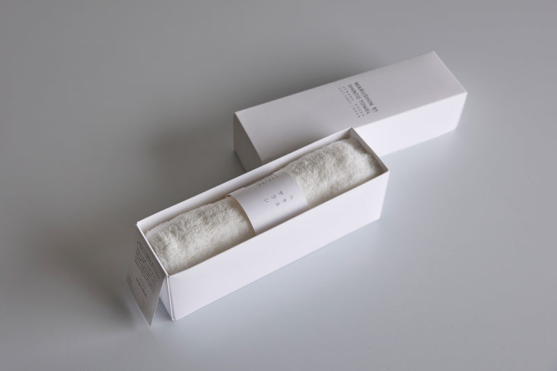 一つひとつ、縦長の紙箱にていねいにおさめられています。シンプルで品のある佇まいは、贈りものにぴったり（＊写真は「オフホワイト」）。