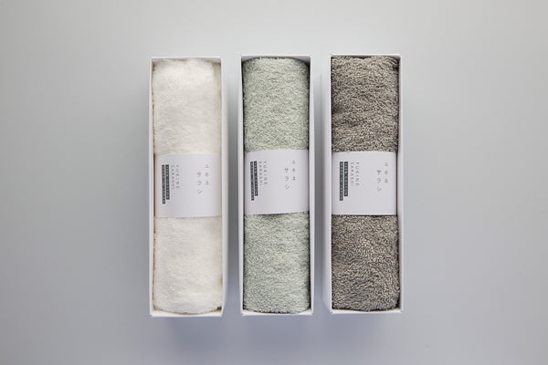 「ユキネサラシ」のフェイスタオル3色をセットに（＊左から「オフホワイト」「セージ」「グレー」）。