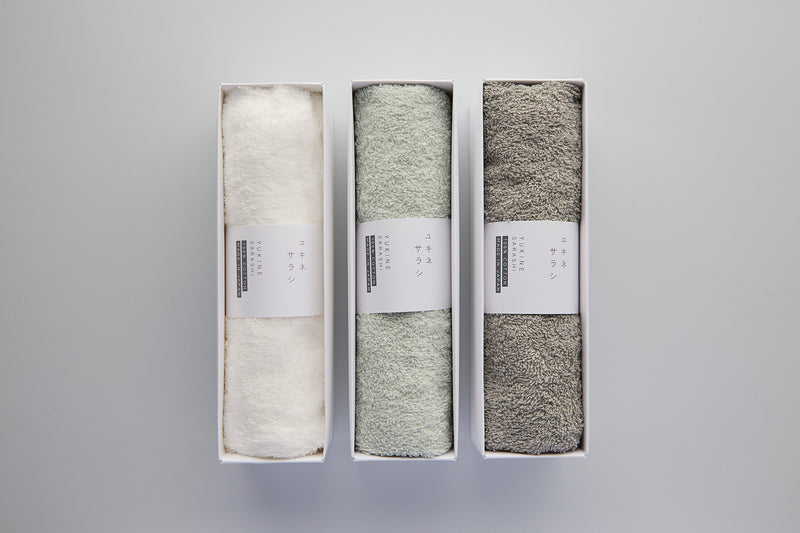 「ユキネサラシ」のフェイスタオル3色をセットに（＊左から「オフホワイト」「セージ」「グレー」）。