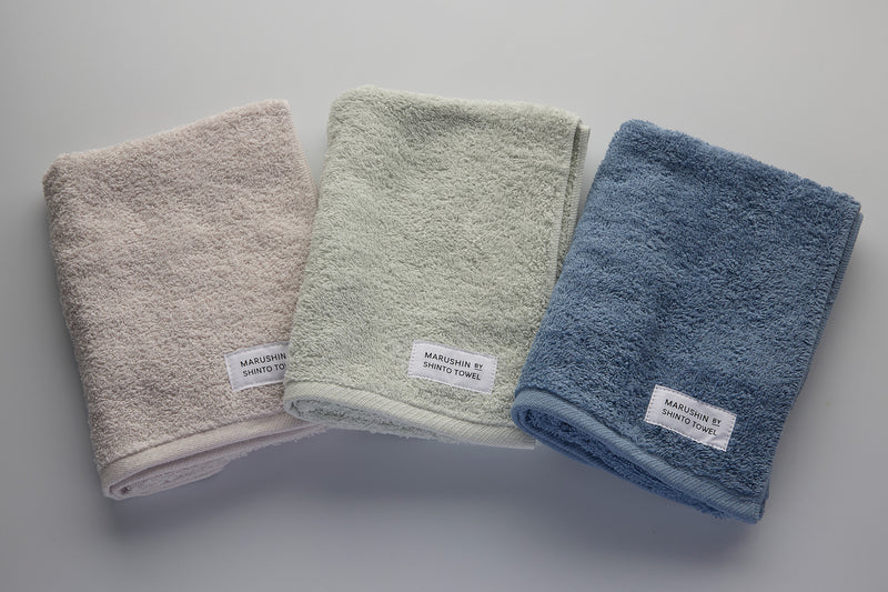 左から、中間色が印象的な「ピンクグレー」。ナチュラルな淡いグリーン系の「セージ」。落ち着きのある「ブルー」。