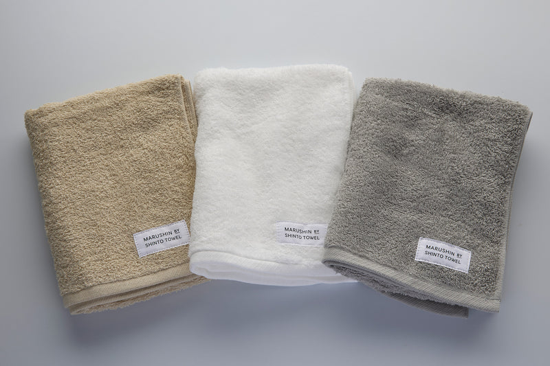 左から、イエローみのある明るい「ベージュ」。やわらかな雰囲気の「オフホワイト」。淡くあたたかみのある「グレー」。