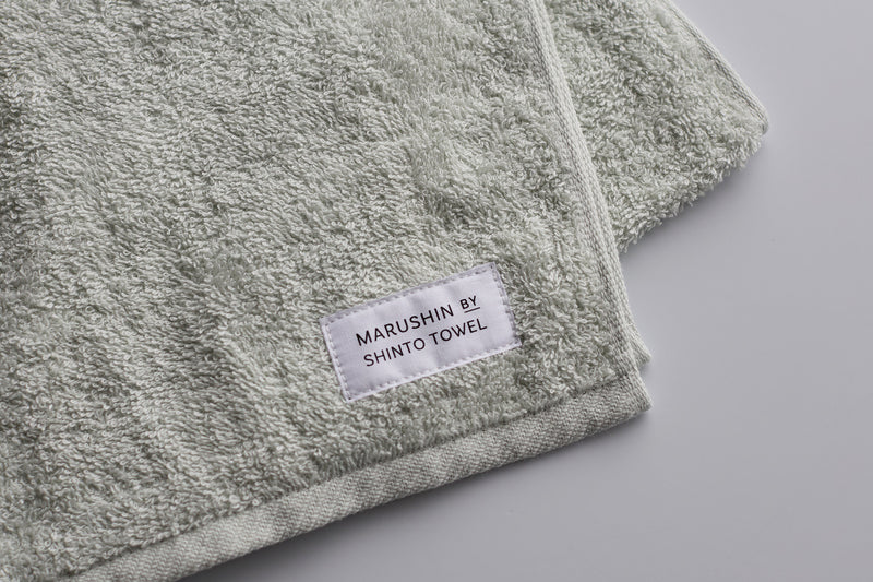 上品さを引き立てるシンプルなロゴが、表面にさりげなく施されています（＊写真は「セージ」）。