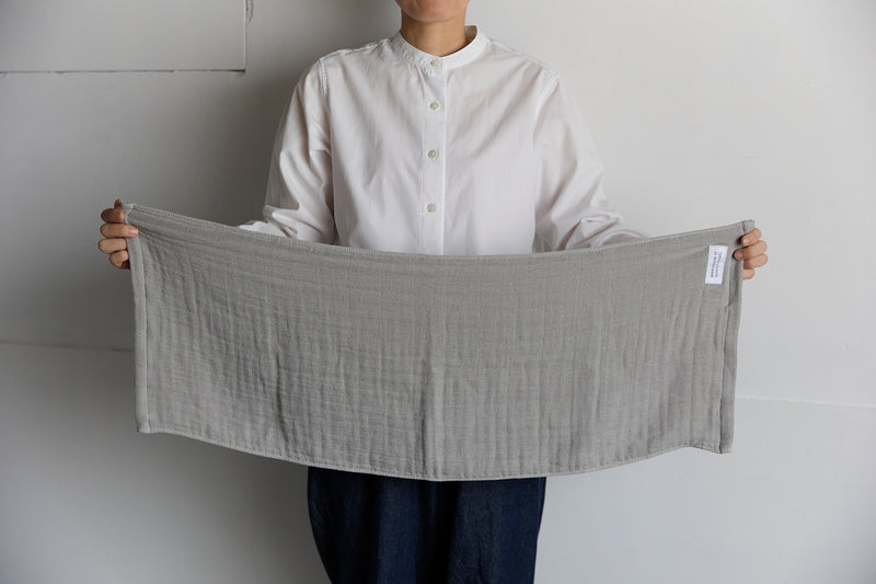 女性の手で持つとこのくらいのサイズ（＊写真は「ランダムガーゼ」）。