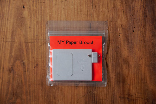 コンパクトで、お手軽にDIY体験ができるキット。ブローチが完成したら付属のパッケージ袋に入れて、そのまま贈りものにもできます。
