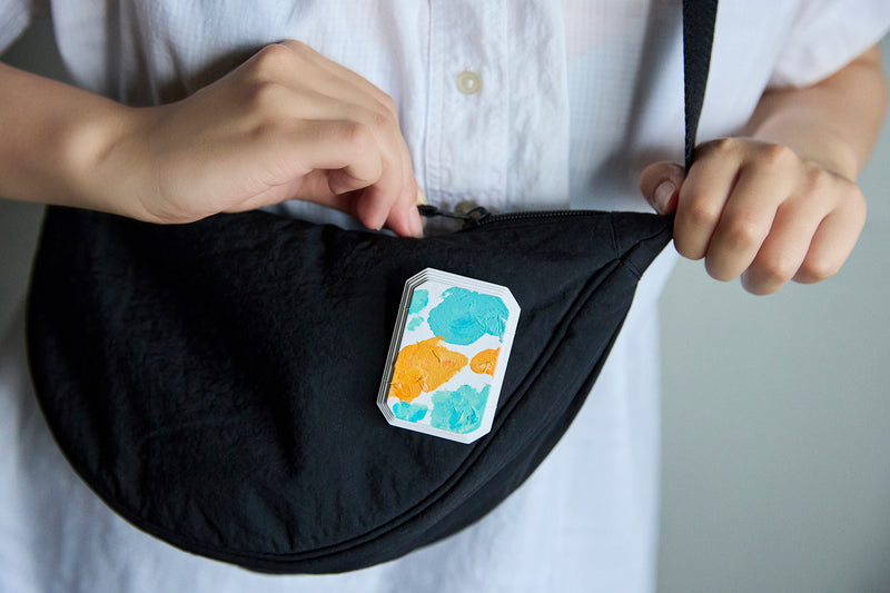 無地のショルダーバッグにつけてみました。シンプルな持ち物にとくに映えます。