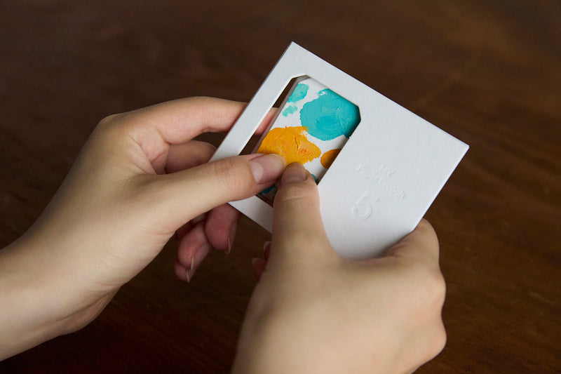 5枚すべてのパーツを貼り重ね、前面からゆっくりと押し出して完成。