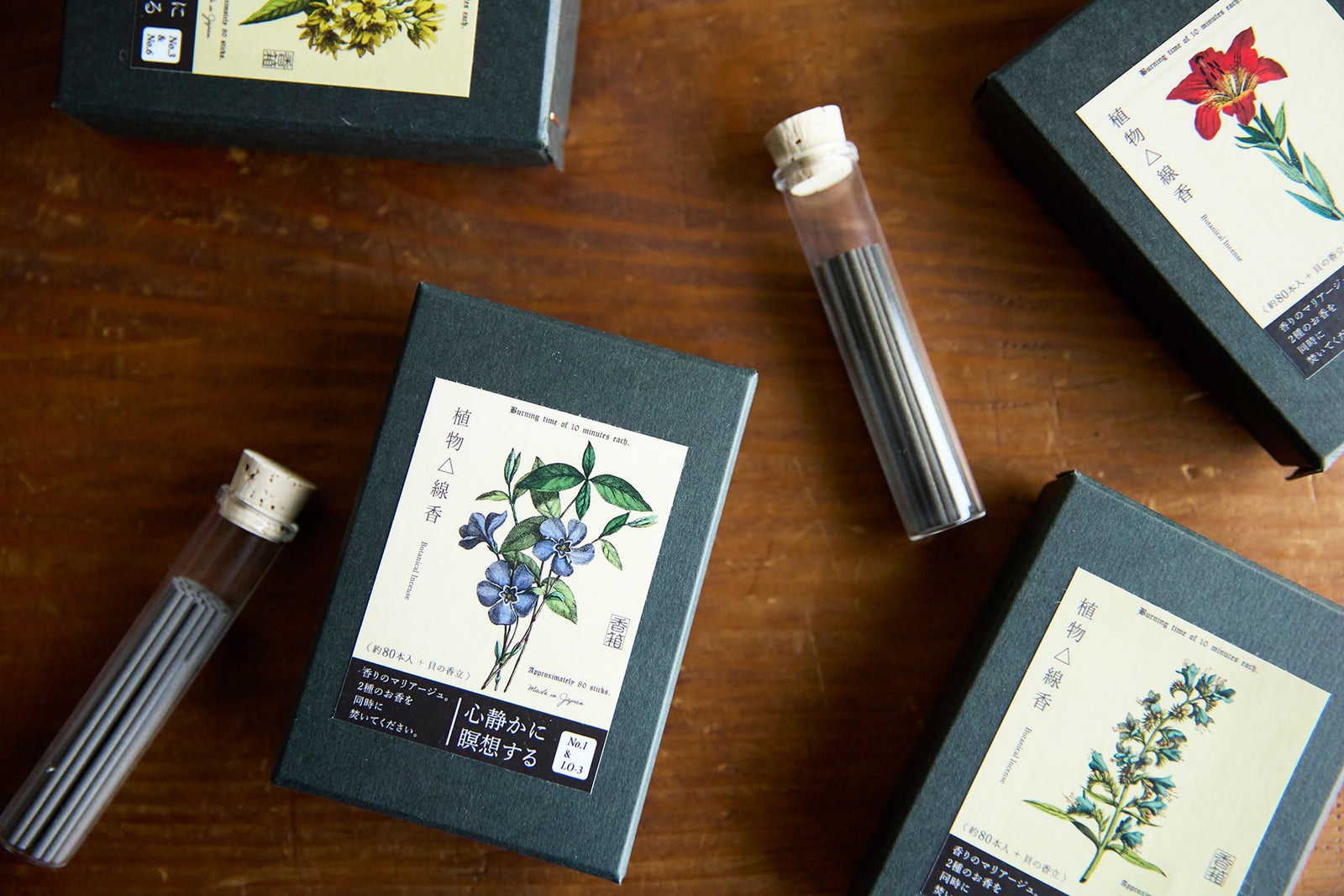 michiechanjp　一行書　画賛　「花露香」　共箱　C　9761A 植物△線香の香箱 -KOUBAKO- 2種の線香と貝の香立のセット – いちじつ