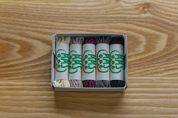 「01 - ぐんぐん」は、上品で、落ち着きのある色味の組み合わせ。