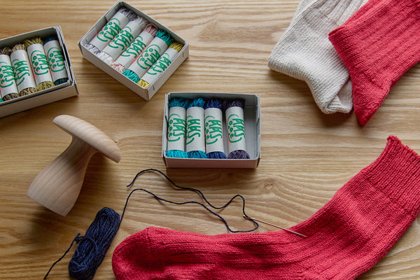 ダーニングや刺しゅうなど、いろいろな色の糸を少しずつ使いたい方におすすめ（＊左から「03 - ゆさゆさ」「05 - めろめろ」「04 - ざぶざぶ」）。