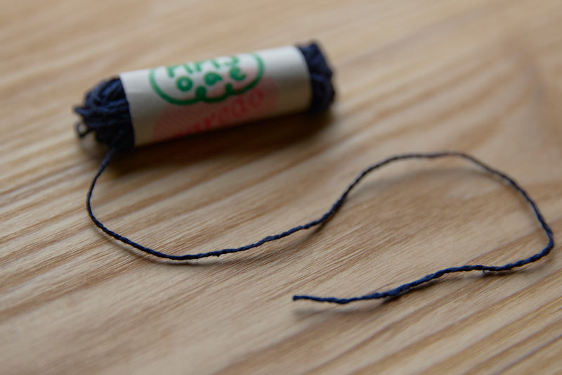 1色あたり約11メートルの糸が、5色セットになっています（＊写真は「04 - ざぶざぶ」のディープネイビー）。