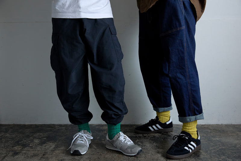 パートナーや友人と一緒に、色違いやおそろいで履くのもおすすめ（＊左がGREEN、右がVINTAGE LIME）。